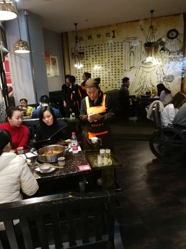生意那么火爆，可不可以挤一挤一起吃？