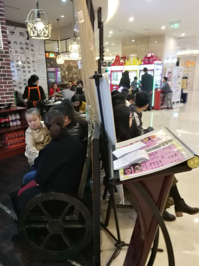 生意那么火爆，可不可以挤一挤一起吃？