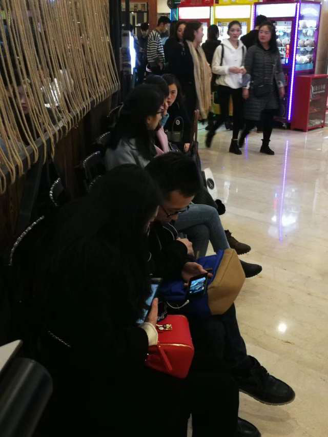 生意太火爆，大家决定挤一挤一起吃