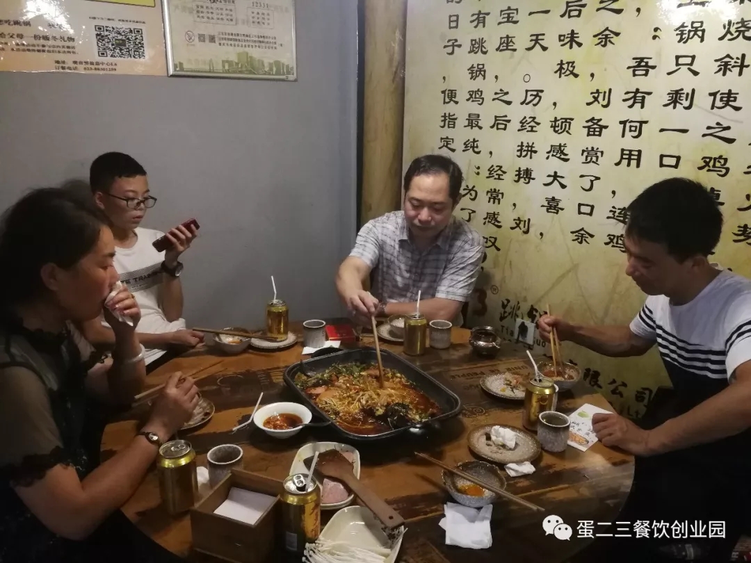 【欢迎】甘肃王姐一家人到访公司考察火爆石头餐饮和纸包鱼，最后竟评价····