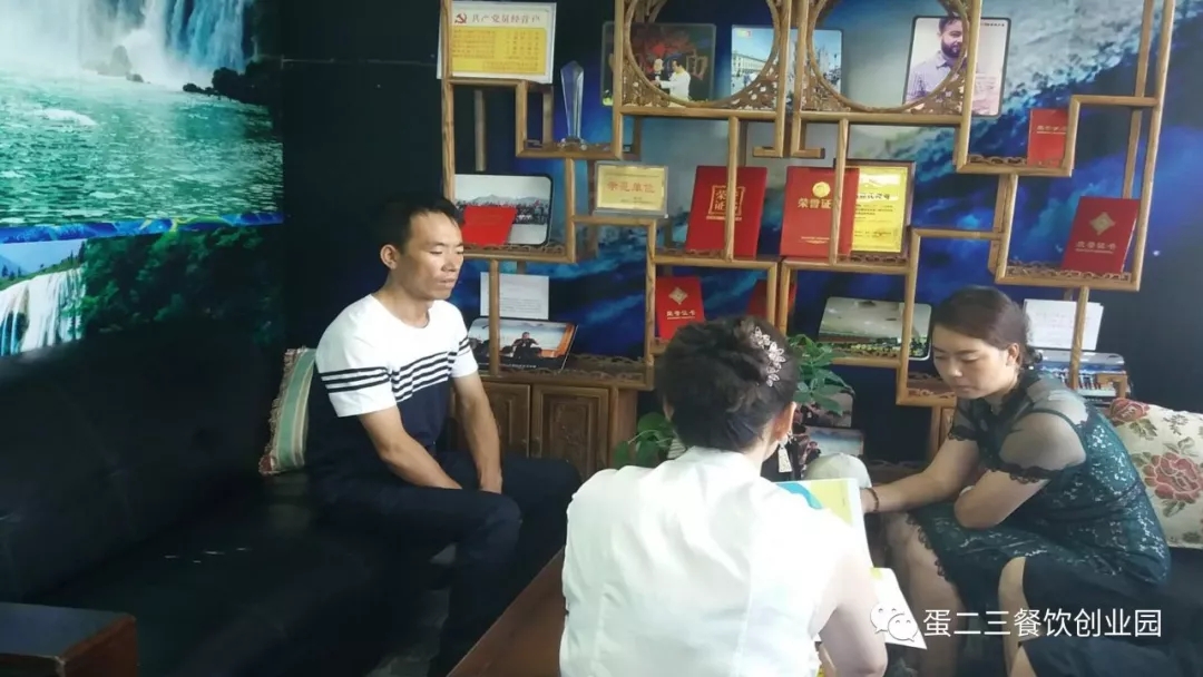 【欢迎】甘肃王姐一家人到访公司考察火爆石头餐饮和纸包鱼，最后竟评价····