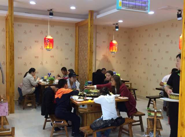 那些满座的餐厅都是这样摆桌子的，餐饮人了解一下！